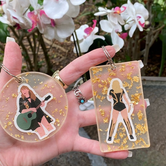 MYSTERY BUNDLE Taylor Swift Iconic Moments Cartoon & Gold Flakes Keychain 2 PACK - Picture 8 of 16
